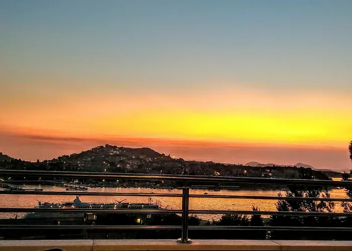 Beautiful 2 Bedroom 2 Bathroom Sea View, Free Parking