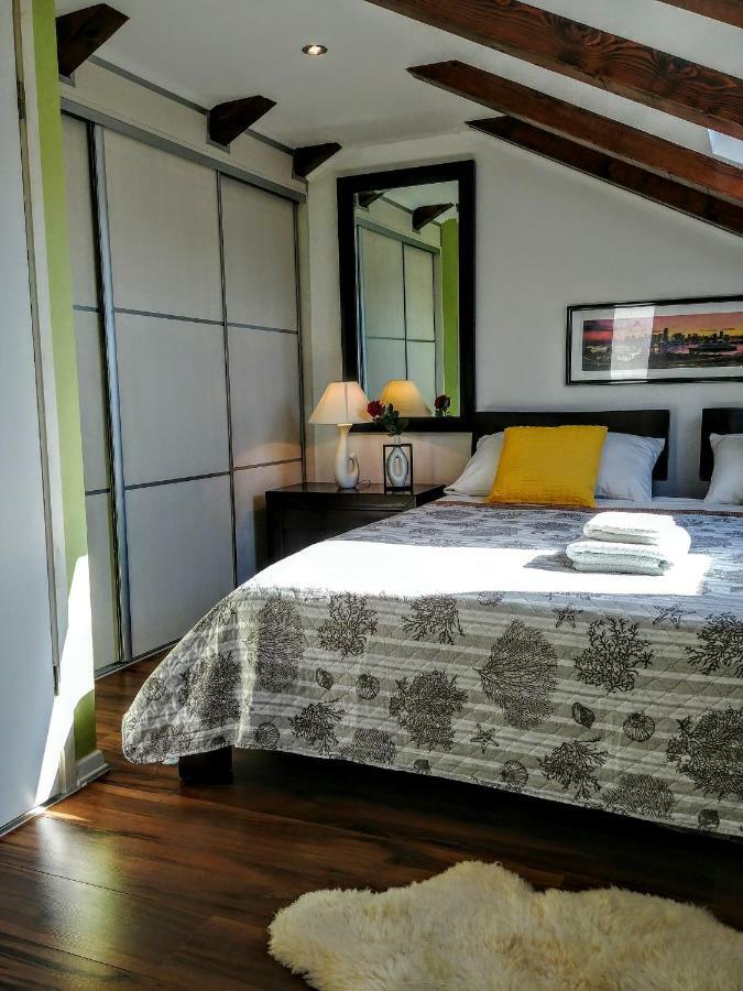 Beautiful 2 Bedroom 2 Bathroom Sea View, Free Parking Apartment *