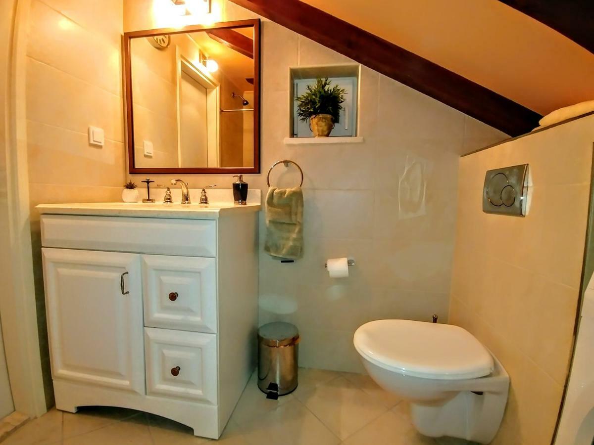 Beautiful 2 Bedroom 2 Bathroom Sea View, Free Parking Apartment *